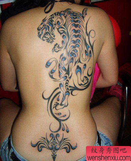 满背彩色图腾老虎纹身图案