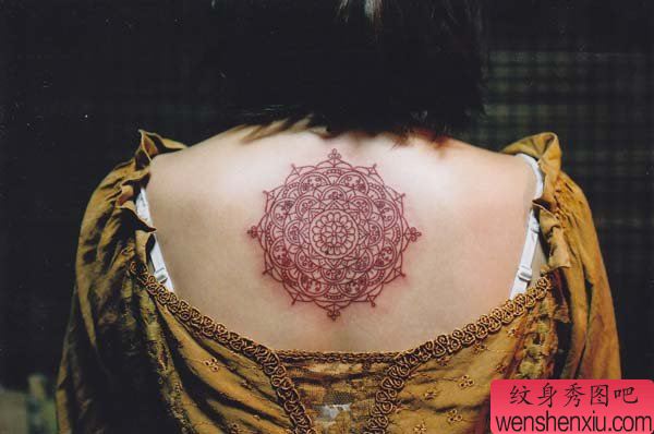 美女后背红色图腾纹身图案