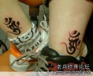 情侣纹身图案：经典腿部梵文情侣纹身图案图片