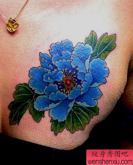 纹身:胸口蓝色牡丹纹身图案图片