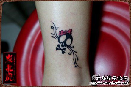纹身培训学校:脚部可爱的骷髅刺青图案图片