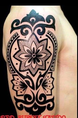 刺青:大臂图腾花纹身图案图片