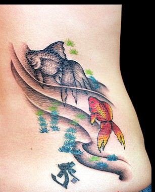 流行纹身图库:腰部金鱼纹身图案图片