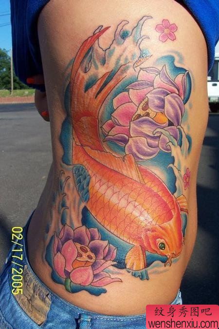 专业纹身图案：侧腰彩色鲤鱼莲花纹身图案图片