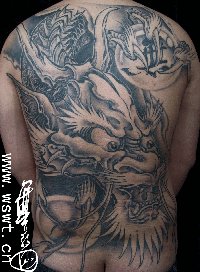 满背龙纹身图案