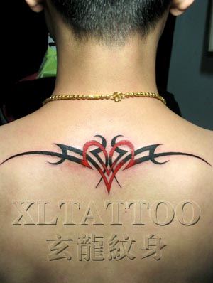 一幅经典的颈部图腾纹身图片