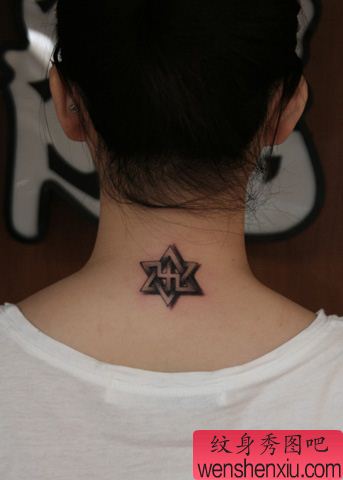 一幅超流行的后颈部六芒星纹身图案