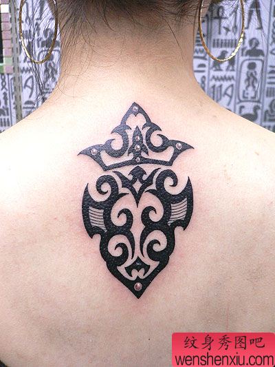 女性后颈部图腾花纹身图案