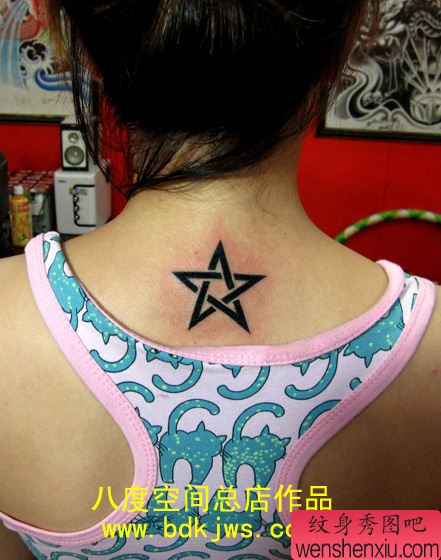 一幅超酷的颈部图腾太阳纹身图案