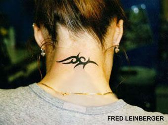 流行美女颈后图腾纹身图案