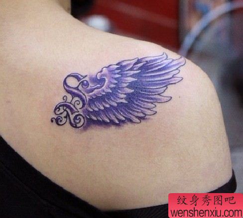 女性纹身图案:肩部彩色翅膀纹身图案纹身图片