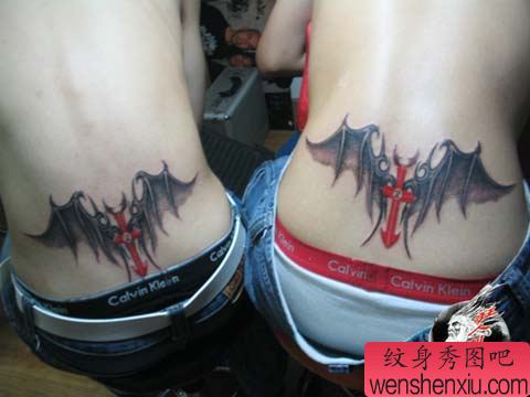 一对后腰翅膀十字架情侣纹身图案