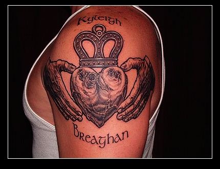 大臂心脏皇冠纹身图案