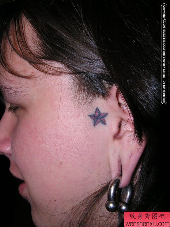 耳部星星纹身图案