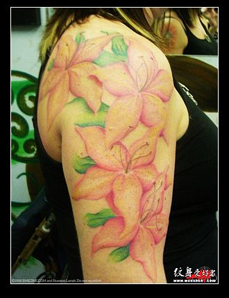 大臂花卉纹身图案