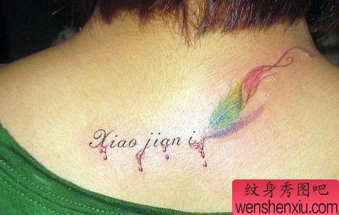 经典彩色羽毛字母纹身图案