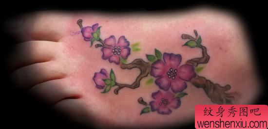 脚部花纹身图案