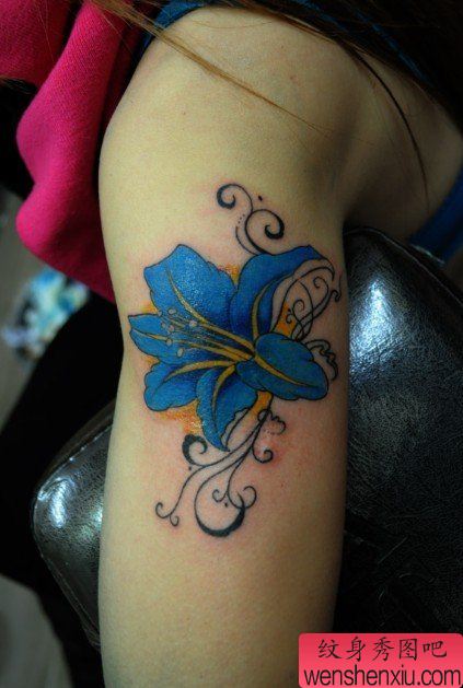 女性纹身图案:百合花纹身图案