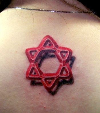 女生纹身图案：才可爱的美女后背六芒星纹身图案图片（精品）