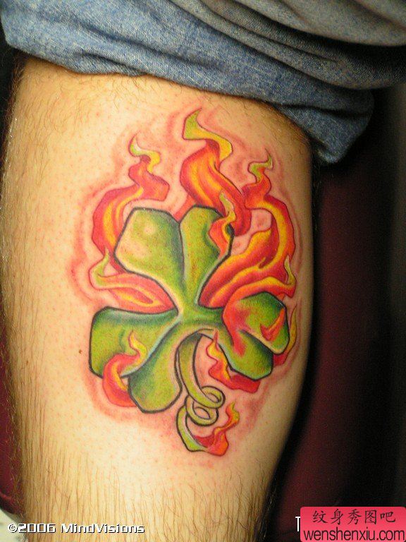 腿部火焰四叶草纹身图案