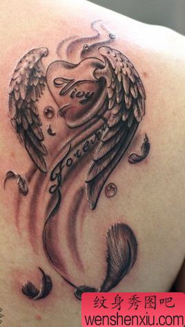 女人纹身图案:美女后背爱心翅膀纹身图案
