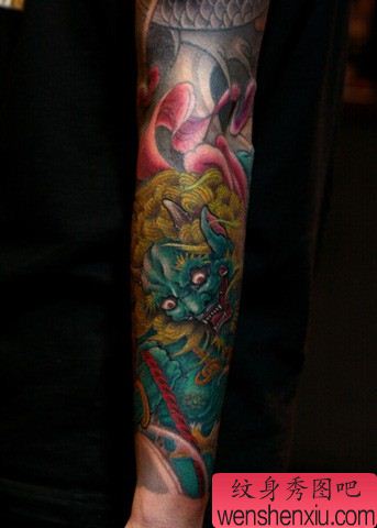 手臂纹身图案:经典华丽帅气的手臂唐狮纹身图案图片