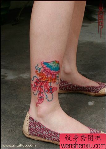 腿部纹身图案:经典美女腿部绚丽的水母纹身图案图片