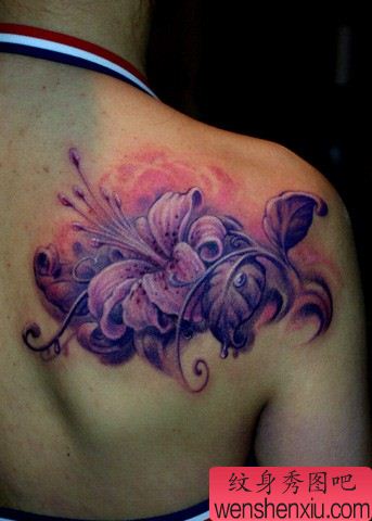 肩部纹身图案：绚丽超酷的美女肩部百合花纹身图案图片