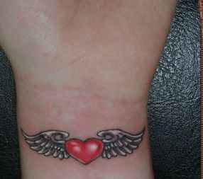 纹身图案:超赞华丽的爱心翅膀纹身图案图片