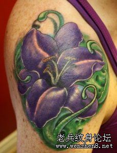 手臂百合花纹身图案