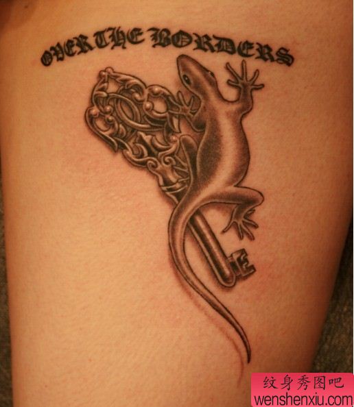 钥匙与壁虎纹身图案