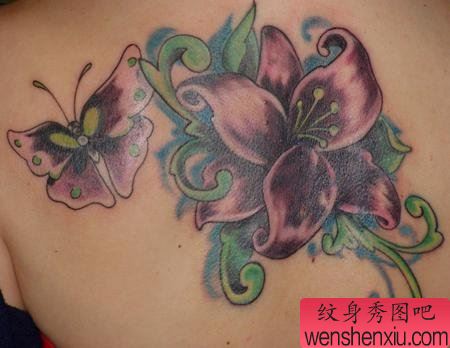 纹身520图库:背部百合蝴蝶纹身图案图片