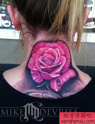 纹身秀图吧：美女后颈部漂亮的玫瑰花刺青图案图片
