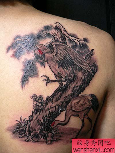 纹身520图库:后肩背松树仙鹤刺青图案图片