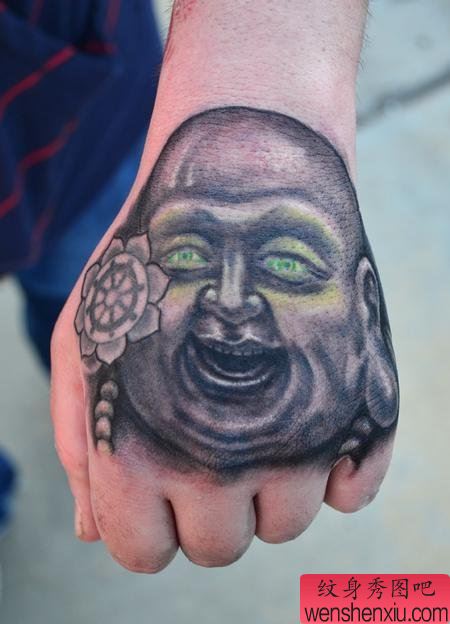 纹身秀图吧:手背弥勒佛纹身图案