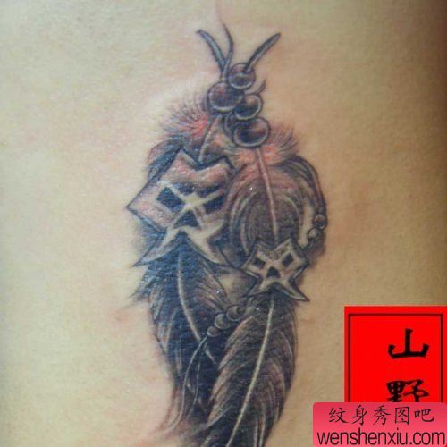 羽毛纹身图案:背部羽毛纹身图案纹身图片