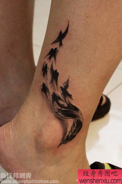 羽毛纹身图案:腿部羽毛小鸟纹身图案纹身图片