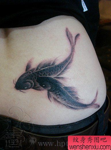 鲤鱼纹身图案：腰部水墨鱼纹身图案纹身图片