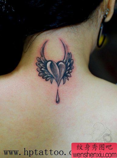 颈部纹身图案:MM后颈部爱心翅膀纹身图案图片
