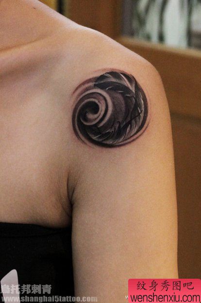 羽毛纹身图案:肩部羽毛纹身图案纹身图片