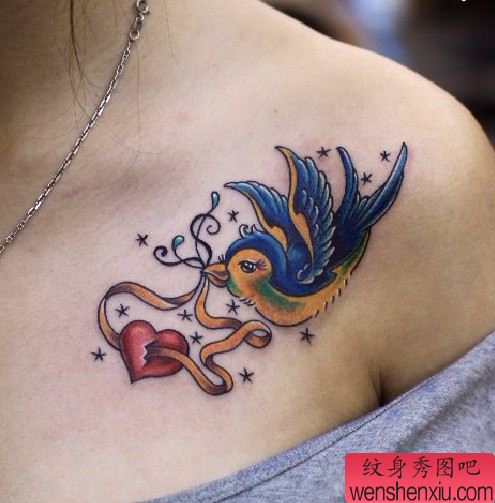 女性纹身图案:肩部彩色爱心小燕子纹身图案纹身图片
