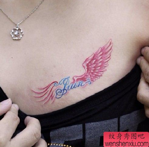女性纹身图案:胸部彩色翅膀纹身图案纹身图片