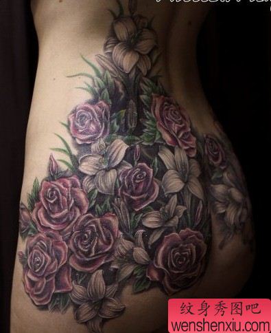 臀部纹身图案:臀部彩色玫瑰花卉纹身图案纹身图片