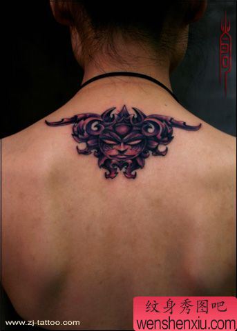 颈部太阳鬼面图腾纹身图片