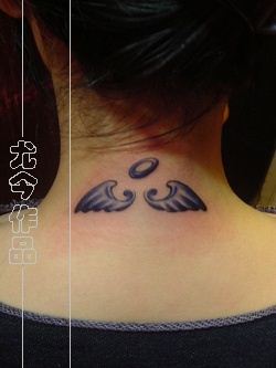 美眉颈部翅膀纹身图案
