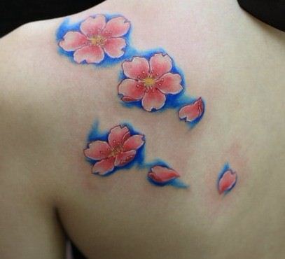 女性纹身图案：肩部彩色樱花纹身图案纹身图片