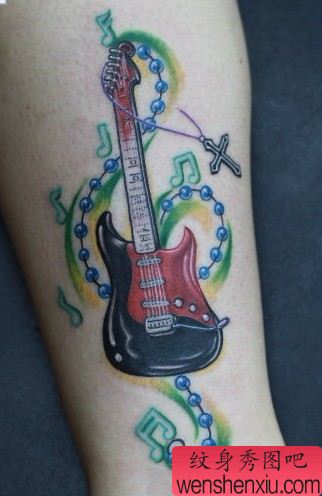 女性纹身图案：腿部彩色贝斯吊链音符纹身图案纹身图片