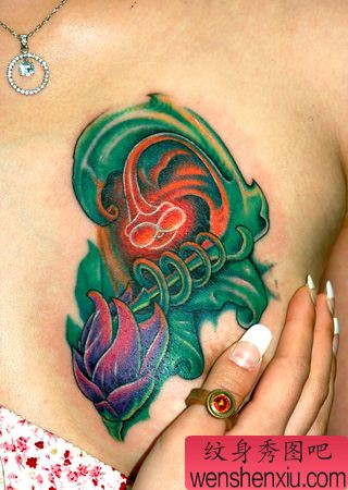 美女胸部3D重彩纹身图案