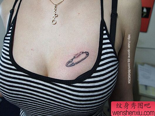 胸部别针纹身图案