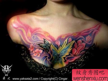 一幅超级吸引眼球的胸部蝶恋花纹身图案